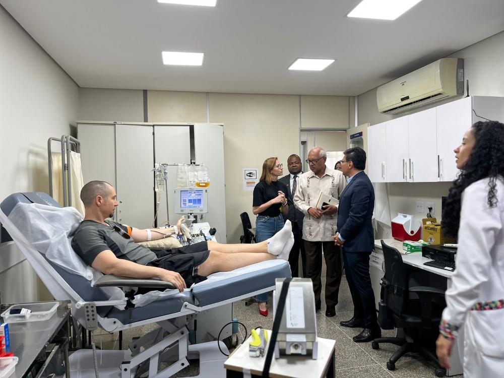 Capa da notícia: Hemocentro de Brasília recebe autoridades de Moçambique em visita exploratória para cooperação na área de sangue